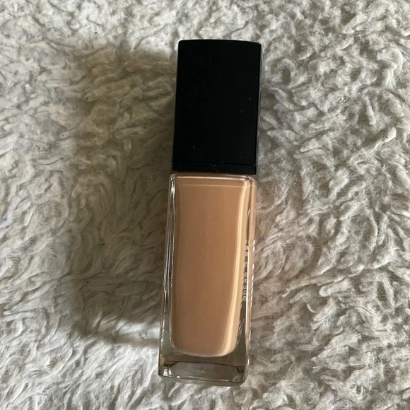 CHANEL Vitalumière SPF 15 Foundation 40 Beige - New - rare find, discontinued